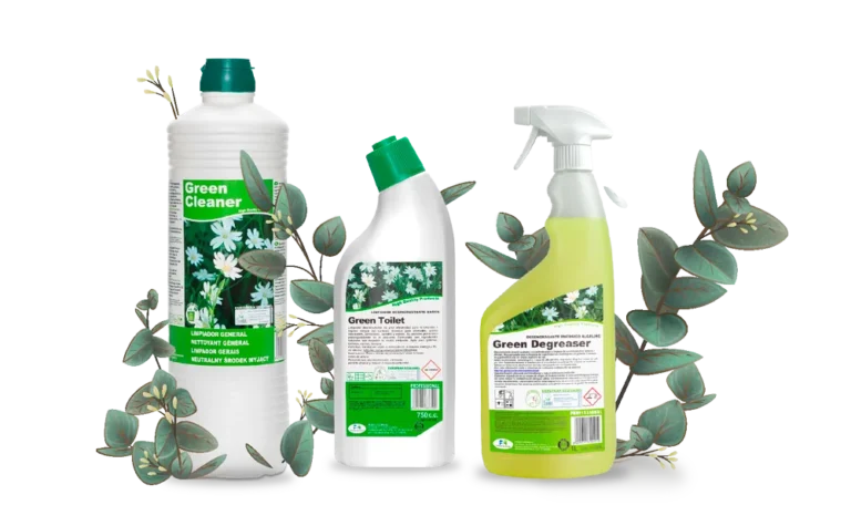 Fotografía de tres Detergentes ecológicos de Proeco Químicas, green degreaser, green cleaner, green toilet,